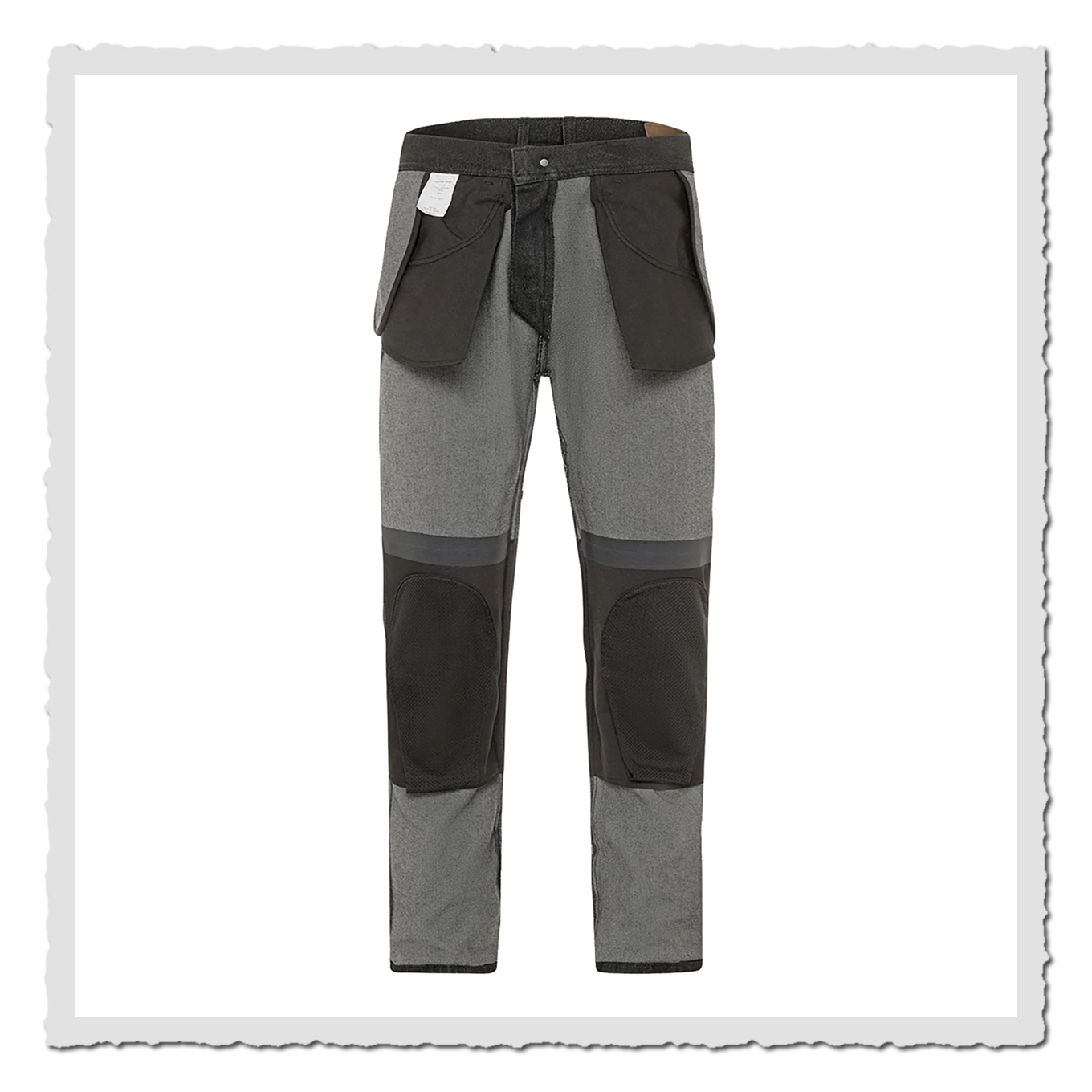 Auf links gedrehte dunkle Hose mit sichtbaren Taschenbeuteln, grauem Gewebe und schwarzen Kniebereichen.